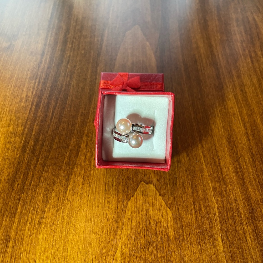 New Beautiful Colored Pearl and Cubic Zirconia Ring, Size 6.